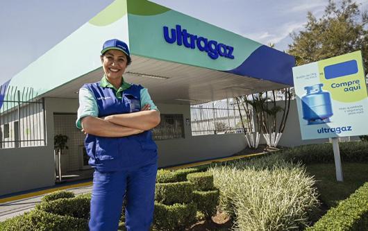 Ultragaz employee in front of one of the Company's units.